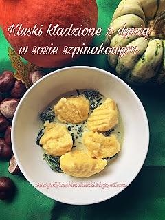 Kładzione kluski twarogowe z dynią w sosie szpinakowym
