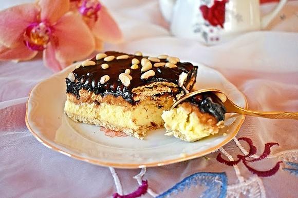 Ciasto bez pieczenia z masą budyniową i masłem orzechowym