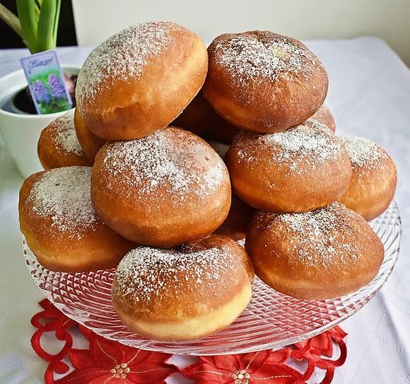 Tradycyjne pączki z marmoladą