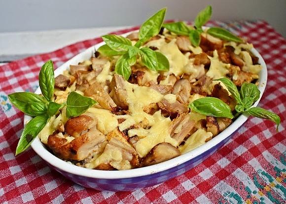Zapiekanka makaronowa z pieczonym kurczakiem
