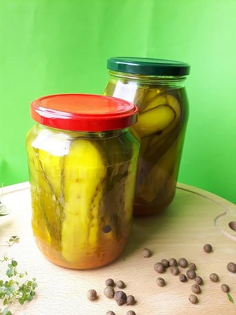 Ogórki kanapkowe z pastą curry i kurkumą