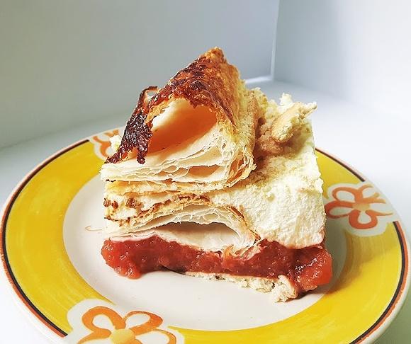 Ciasto z pianką śmietankową, mascarpone i frużeliną z rabarbaru