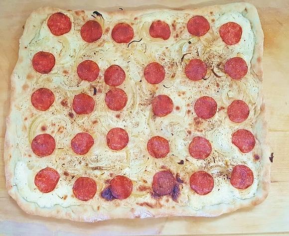 Flammkuchen z salami