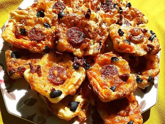 Przekąski z ciasta francuskiego i chorizo