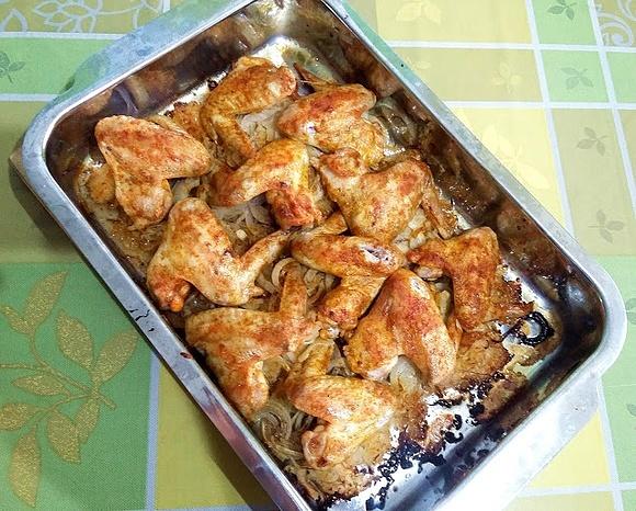 Skrzydełka pieczone na kapuście kiszonej