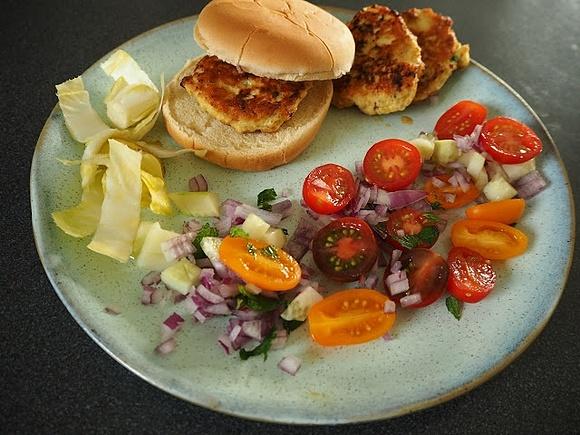 Burgery z kurczakiem, bazylia, pesto i warzywami