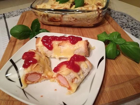 Zawijane tosty z berlinkami i sosem węgierskim
