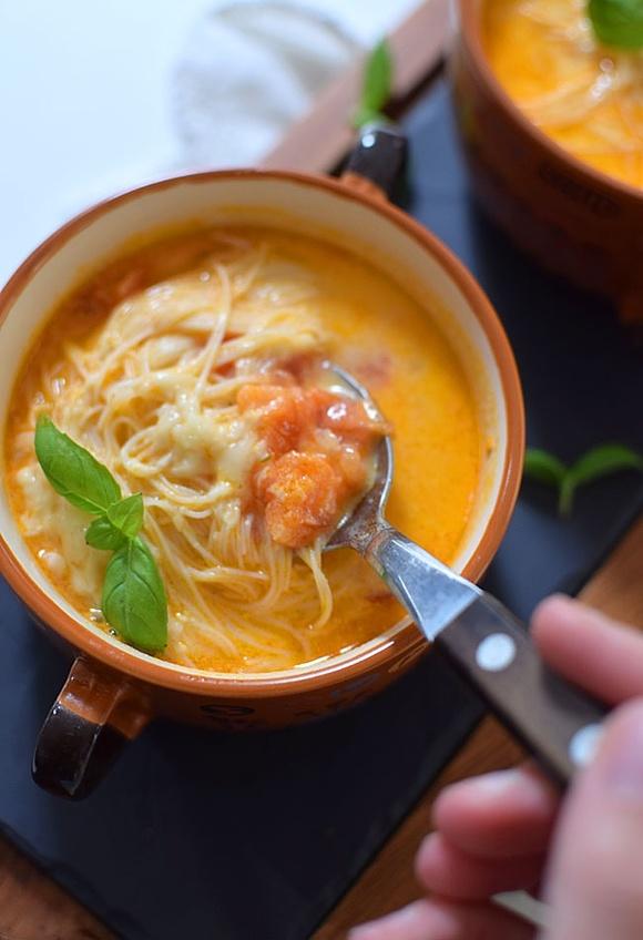 Zupa pomidorowa ze świeżych pomidorów, mleczkiem kokosowym i makaronem ryżowym