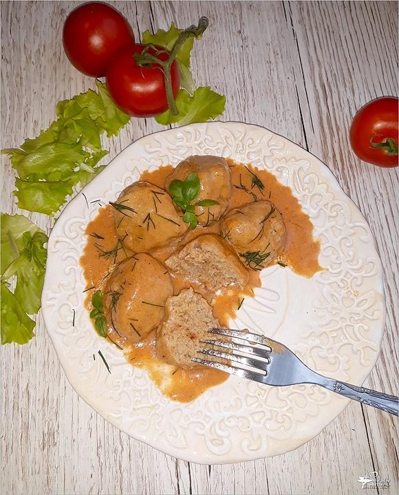 Pulpety w delikatnym paprykowo-pomidorowym sosie na bazie śmietany