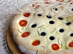 Focaccia z rozmarynem, pomidorkami i oliwkami