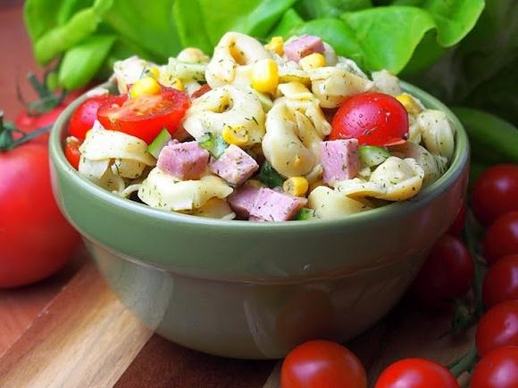 Sałatka z tortellini czosnkowo-ziołowa