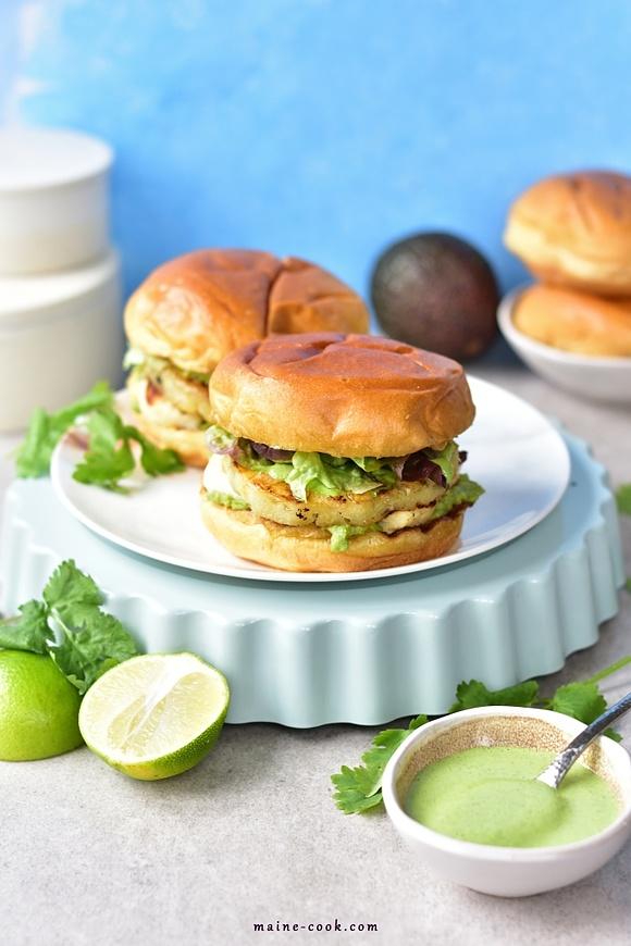 Burgery z grillowanym serem halloumi ananasem i awokado