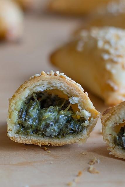 Pierożki pieczone z fetą, szpinakiem i czosnkiem