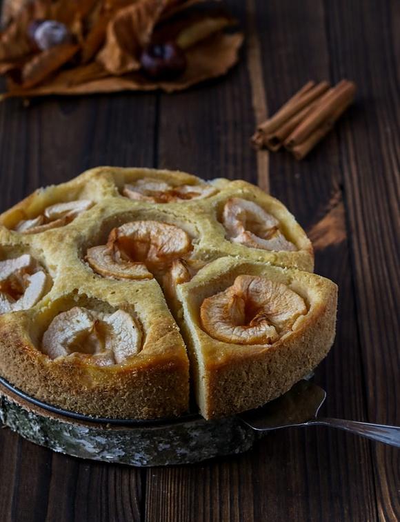 Dyniowe ciasto z jabłkami bez glutenu i cukru