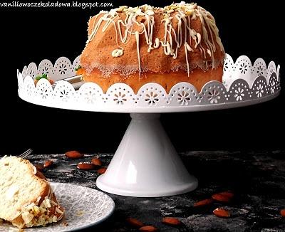 Babka amaretto z polewą z białej czekolady