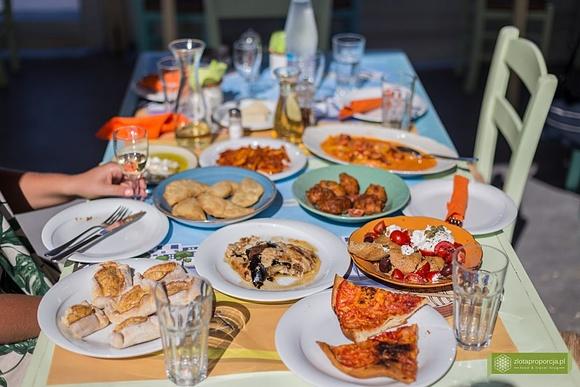 Co i gdzie zjeść na Milos? Kuchnia wulkaniczna, pierożki i pizza bez sera