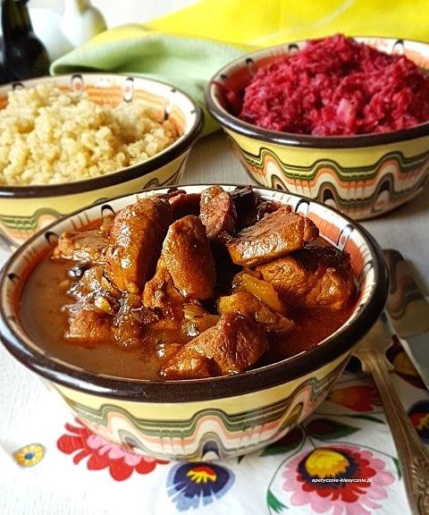 Gulasz na piwie z suszonymi śliwkami