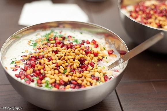 Fatteh z ciecierzycą jogurtem i chlebem pita