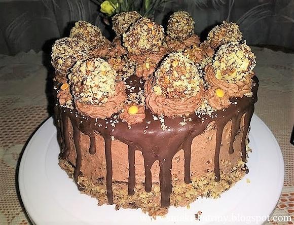 Tort orzechowy drip cake ferrero rocher