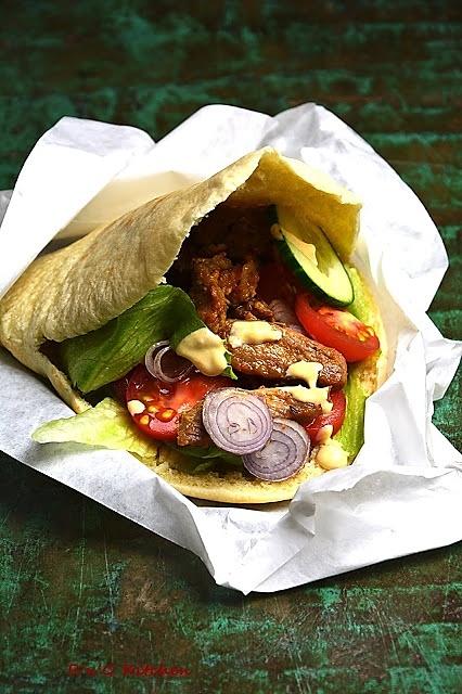 Pita z karkówką marynowaną w przyprawie gyros