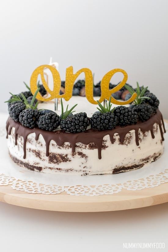 Drip naked black forest cake – tort czekoladowy z kremem śmietanowym i jeżynami