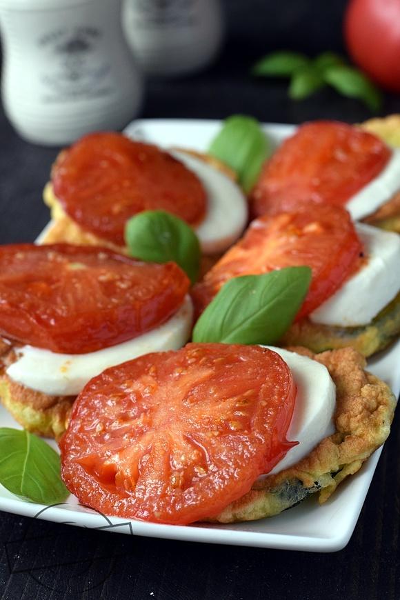 Cukinia w cieście z mozzarellą i pomidorem