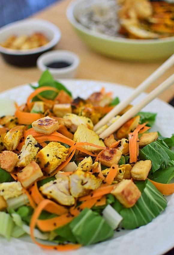 Sałatka z kapusty pak choi i pieczonego kurczaka