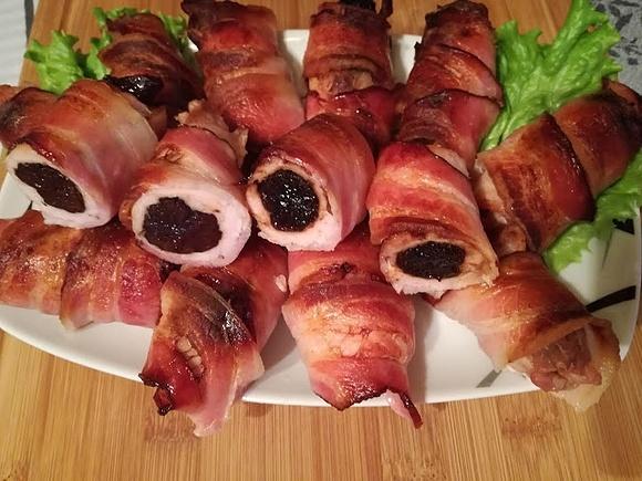 Schab z suszonymi śliwkami i boczkiem
