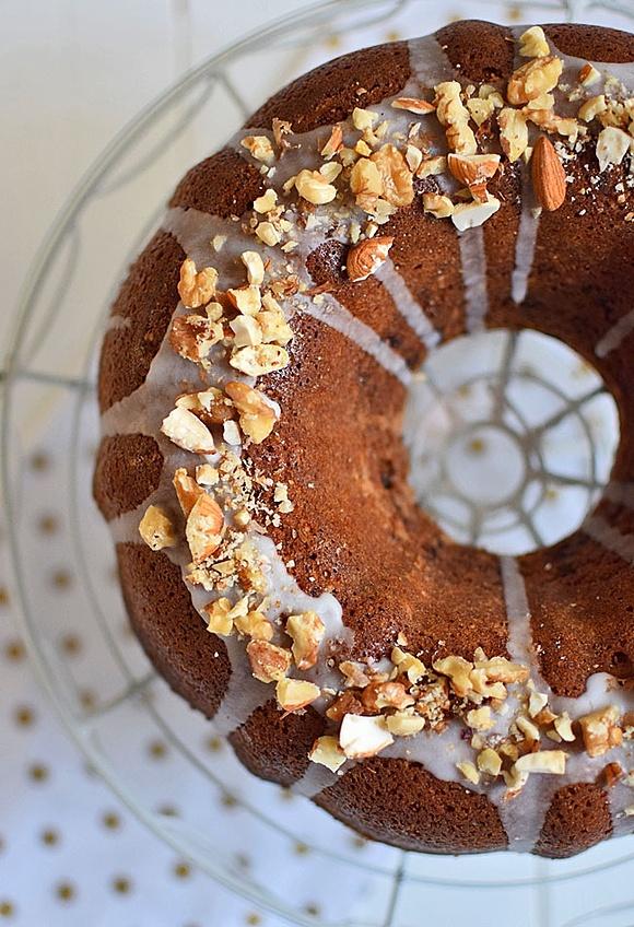 Babka orzechowa z kawałkami czekolady
