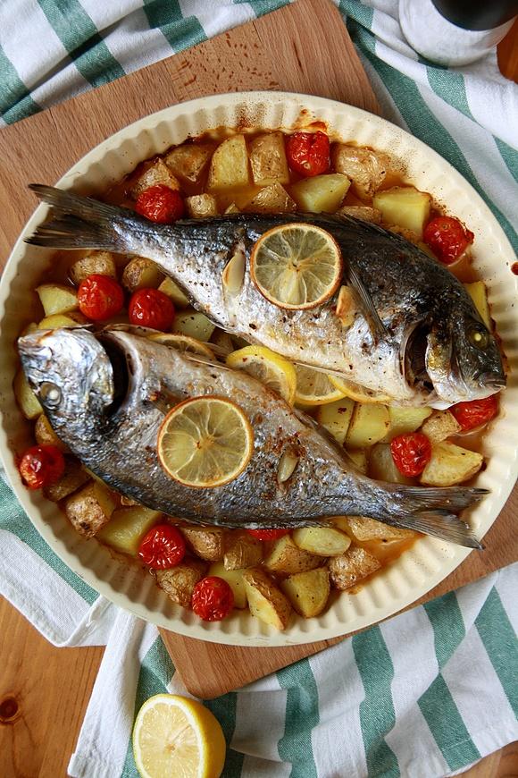 Dorada pieczona z pomidorkami i ziemniakami