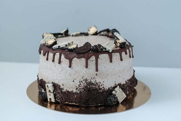Tort czekoladowy cookies and cream