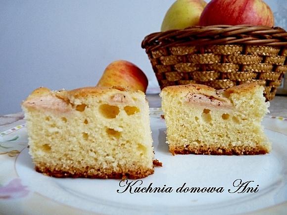 Szybkie ciasto na oleju z jabłkami i owocami