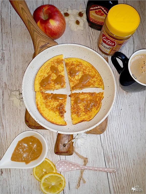 Kukurydziany omlet z sosem na bazie syropu klonowego
