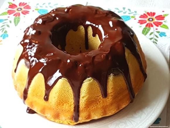 Babka drożdżowa z figami szafranem i polewą czekoladową