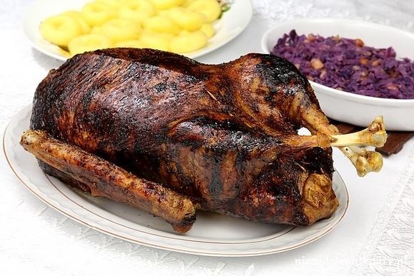 Gęś pieczona z glazurą miodową i sokiem z pomarańczy