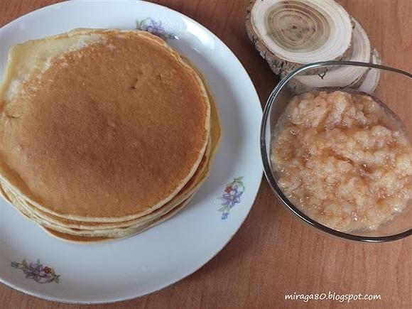 Pancakes z musem jabłkowym i cynamonem