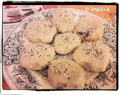 Domowe japońskie ciastka mochi z mąki ryżowej i nadzieniem z kasztanów