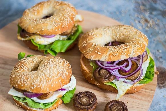 Simit z pieczoną pieczarką i sadzonym jajkiem śniadanie w stylu tureckim