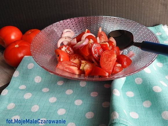 Surówka z pomidorów i cebuli