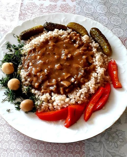 Kasza jęczmienna z sosem grzybowym