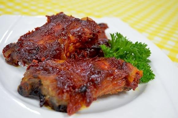 Żeberka w miodzie - pyszny przepis na mięso z sosem słodko-słonym