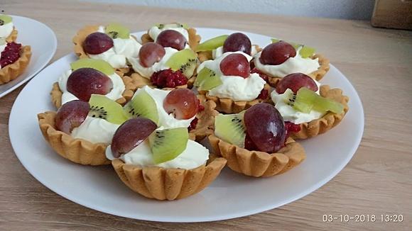 Babeczki z kremem i owocami
