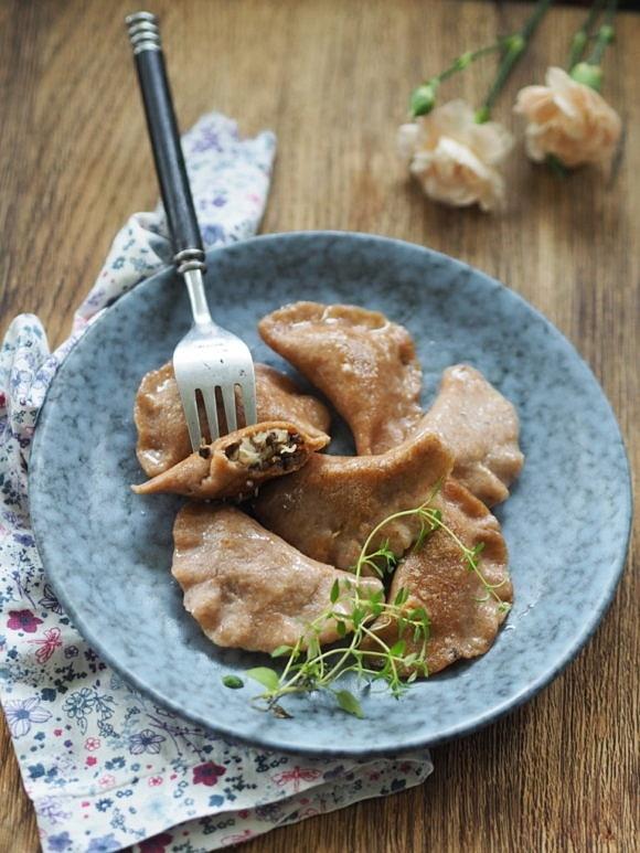 Orkiszowe pierogi z kapustą i pieczarkami