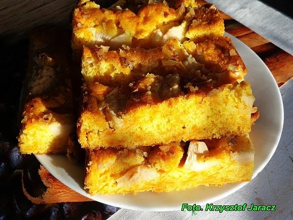 Puszyste ciasto z dyni posypane orzechami