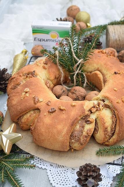 Drożdżowy wieniec z orzechowo-cynamonowym nadzieniem