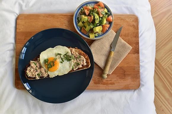 Tost z pastą z tuńczyka i awokado na śniadanie