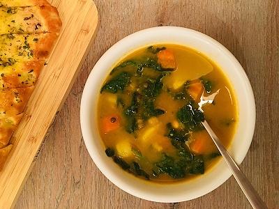 Zupa z cieciorką, soczewicą i szpinakiem