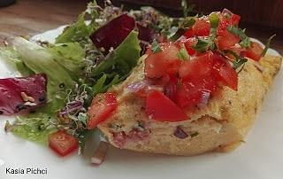 Gotowany omlet z kiełbasą i warzywami