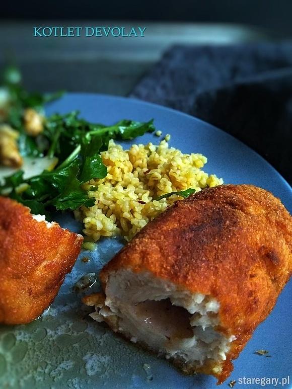 Devolay kotlet z kurzej piersi z masłem smażony w głębokim tłuszczu