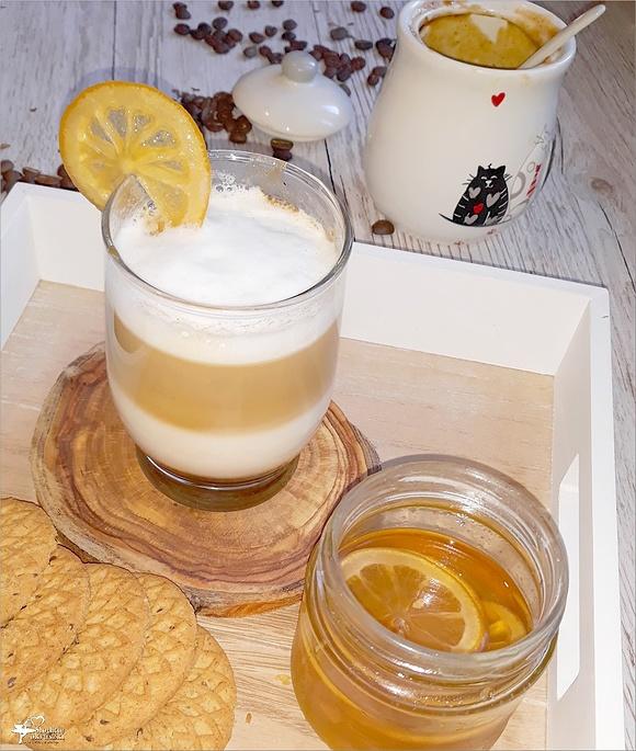 Latte z syropem piernikowo-ciasteczkowym